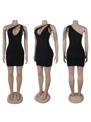 Vestido mini de un solo hombro con cuentas y huecos