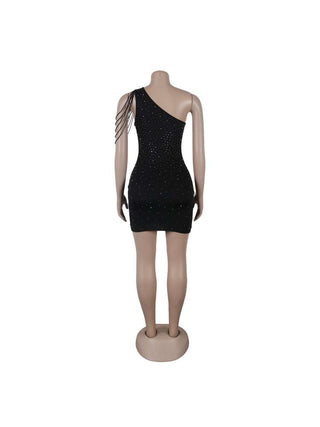 Vestido mini de un solo hombro con cuentas y huecos