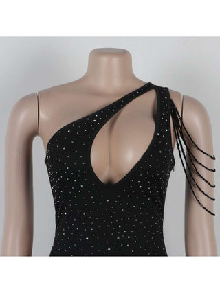Vestido mini de un solo hombro con cuentas y huecos