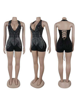Mono con espalda descubierta, encaje y cuello halter adornado