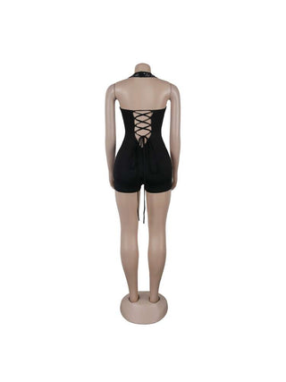 Mono con espalda descubierta, encaje y cuello halter adornado